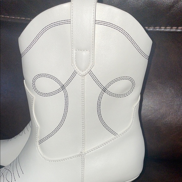 Universal Thread White Ankle Booties with Decorative Stitching (10) - Picture 6 of 13